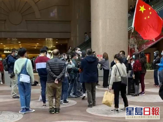 2月21日銅鑼灣「和你lunch」,有人帶同國旗「踩場」,雙方爆衝突。網圖