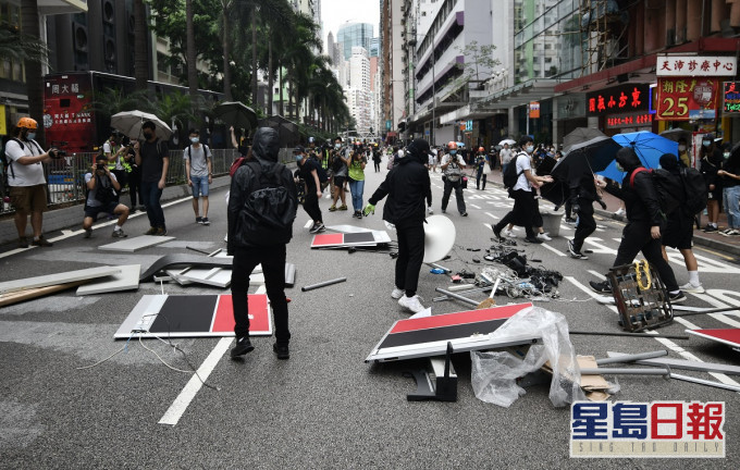 示威者搬出路障及破坏设施。资料图片