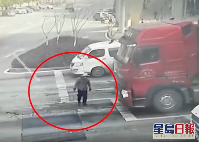 重庆有老人(红圈)过路时被货车接倒,接连后车辗过死亡。网图
