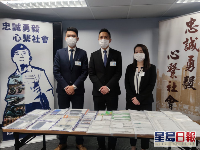 署理警司武少禧(左)講述案情。