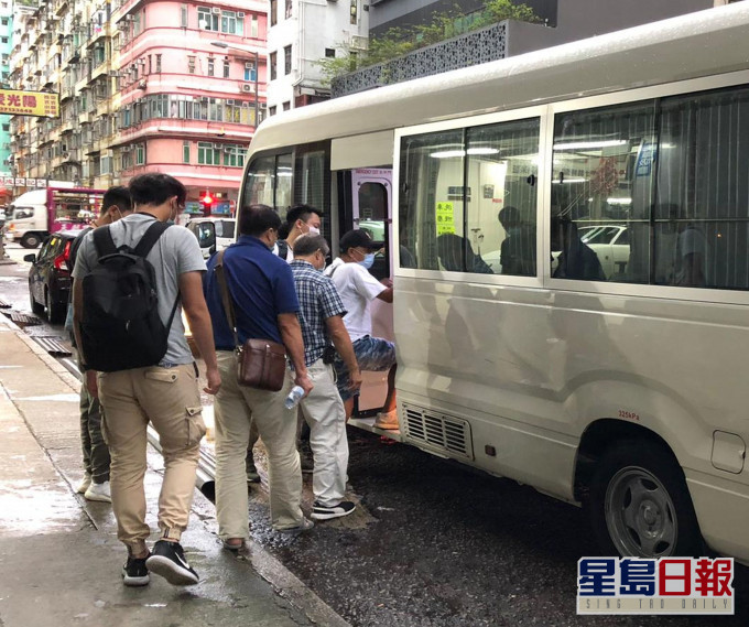 警方在土瓜湾捣破一个非法赌档,拘捕8男3女。