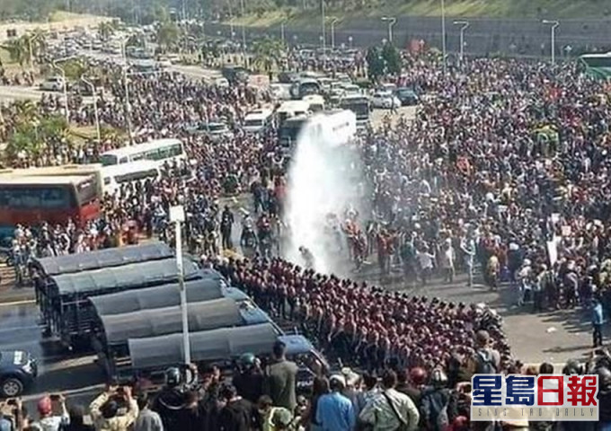 在緬甸首都內比都,警察出動水炮車驅散示威者。網圖