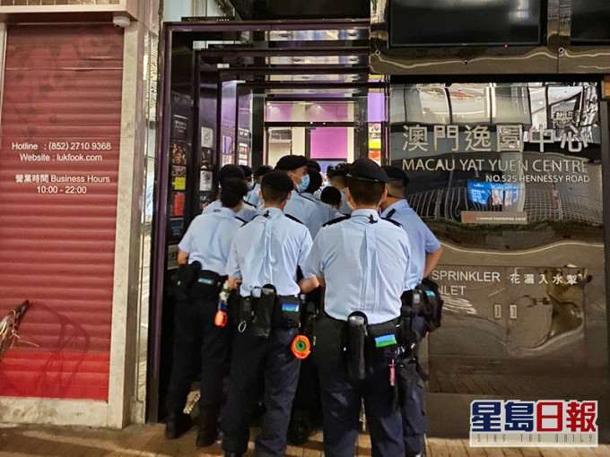 警方於灣仔區打擊區內午夜暴力罪行及針對區內領有酒牌的處所作出突擊巡查。警方圖片