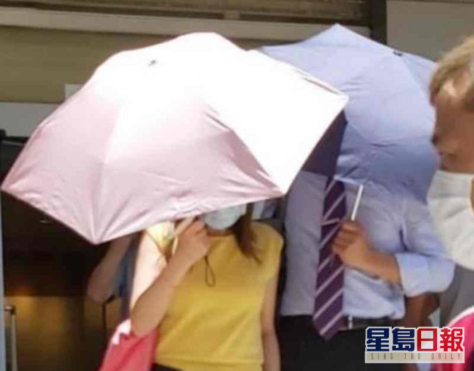 被告吳啟南(西裝者)。資料圖片