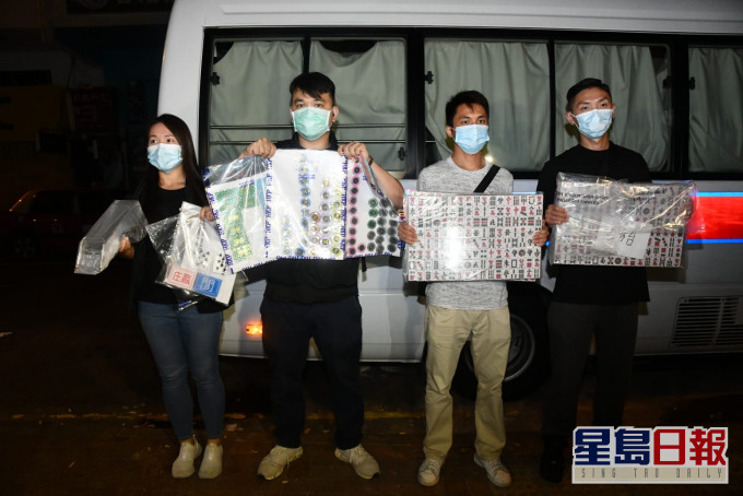 行动中检获逾45万现金及赌具。丁志雄摄