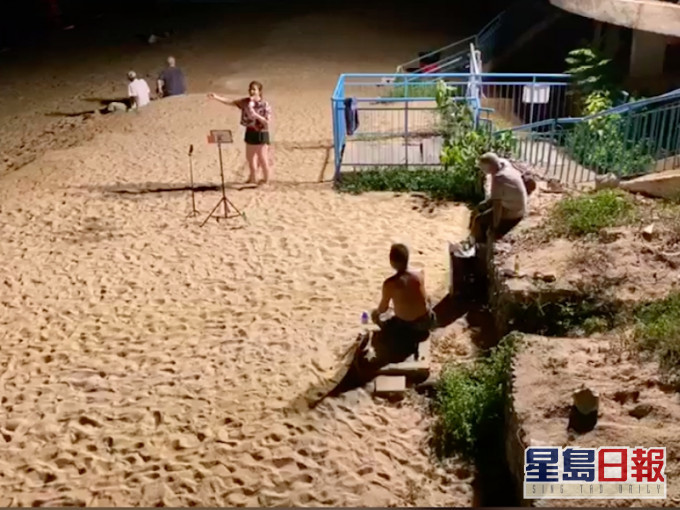 有大妈晚上在黄金泳滩唱歌。朱顺雅FB影片截图