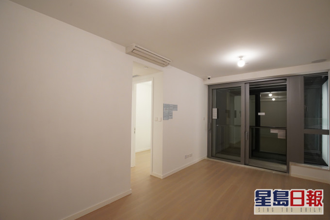 大廳設玻璃趟門連接露台,可引入鮮風及日光。