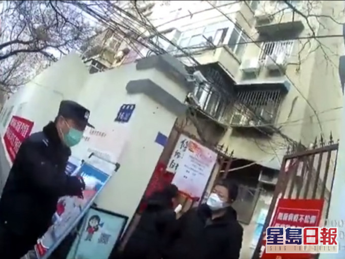 魯男所在的屋苑出門都要掃碼核對資料。(網圖)