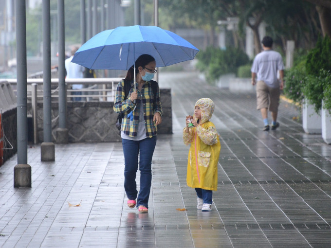 天文台預測今日間中有驟雨。資料圖片