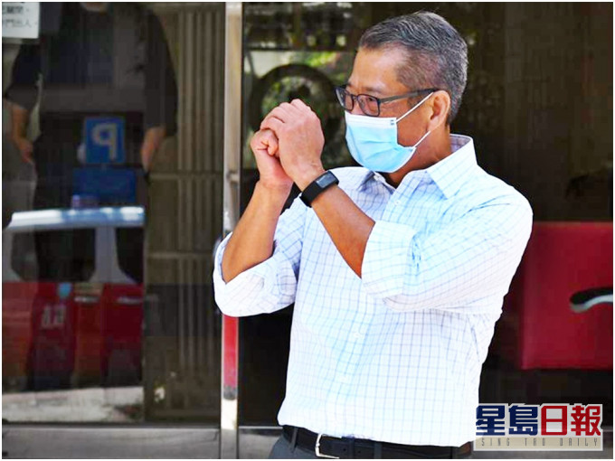 被問及能否留到明年新年「辦年貨」才使用電子消費券時,陳茂波以「有得諗」作回應。