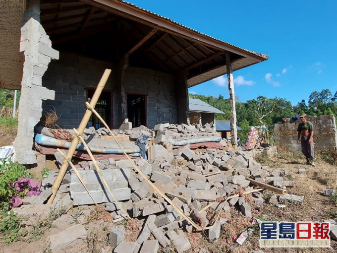 地震導致多間建築物倒塌。AP
