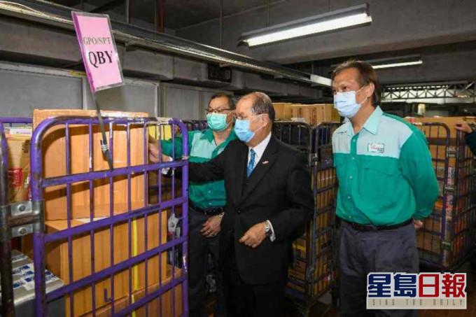 张建宗今日到香港邮政视察处理大量口罩情况。图:政府新闻处