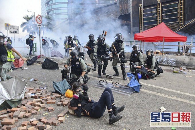 职工盟播放反修例示威电影后,遭到电影报刊办巡查。资料图片