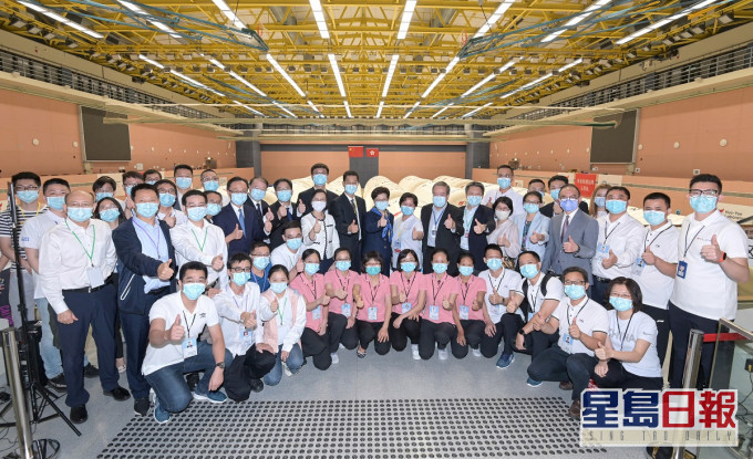林鄭月娥視察臨時氣膜實驗室。政府新聞處圖片