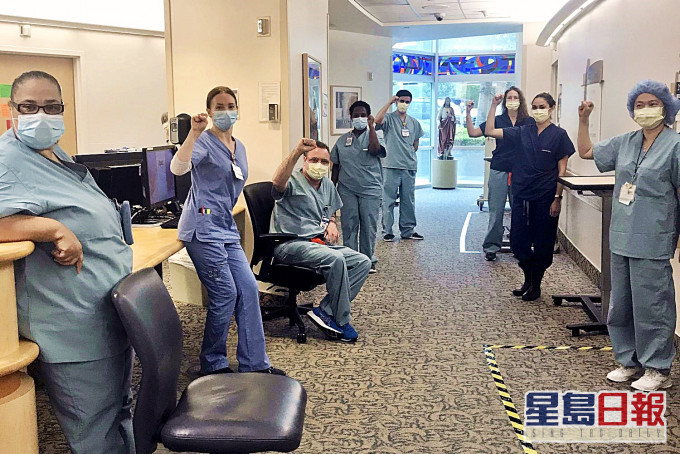 加州普羅維登斯聖約翰健康中心10名醫護因缺乏N95口罩,拒入病房工作。AP