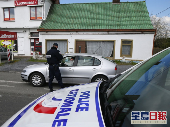 警员加强巡查禁止市民外出。AP