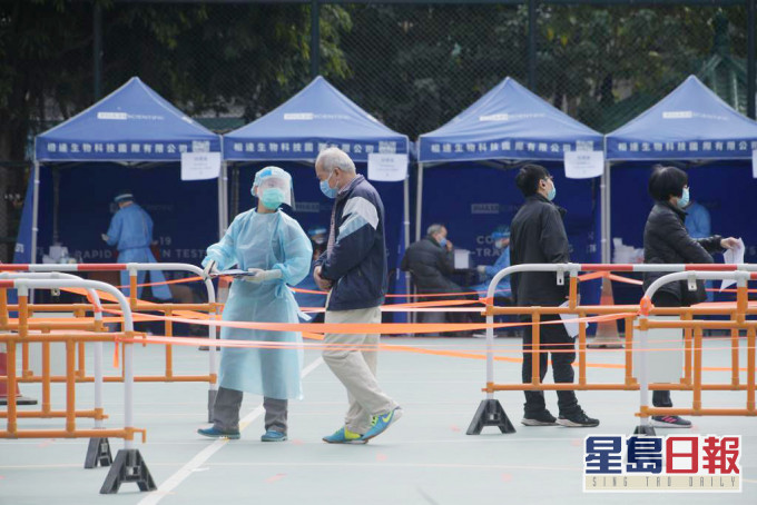 枫树街游乐场设采样站,居民排队轮候检测。