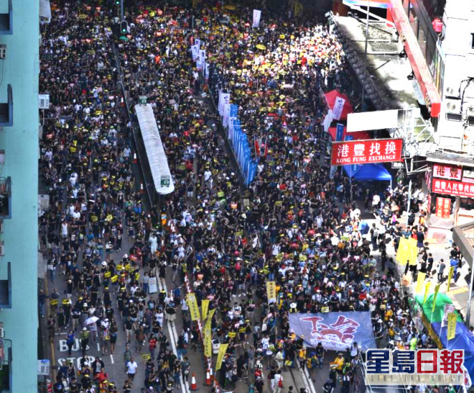 香港及美國學者統計七一遊行人數為26.5萬。