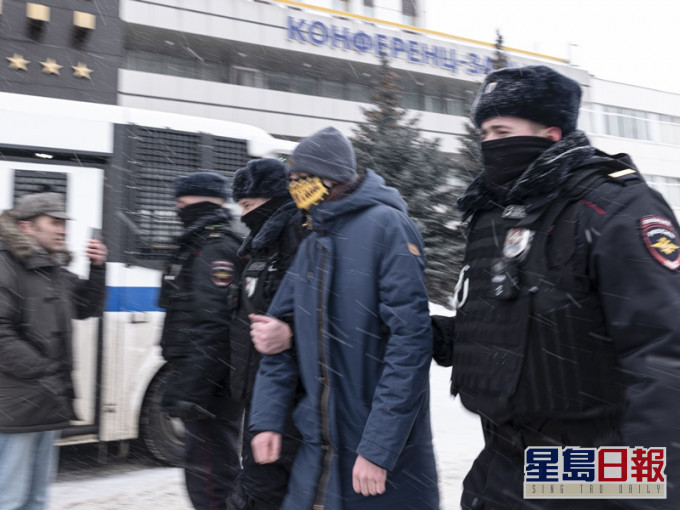 参加论坛的人一批又一批被押上警车。AP