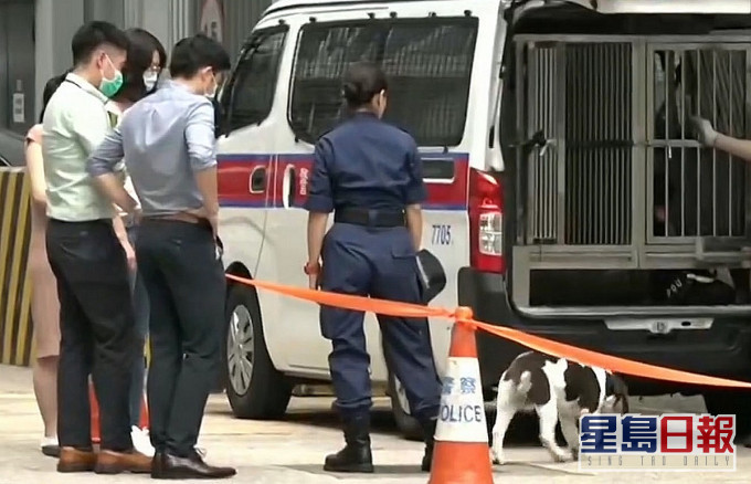毒品調查科攜同緝毒犬搜查西九總部。