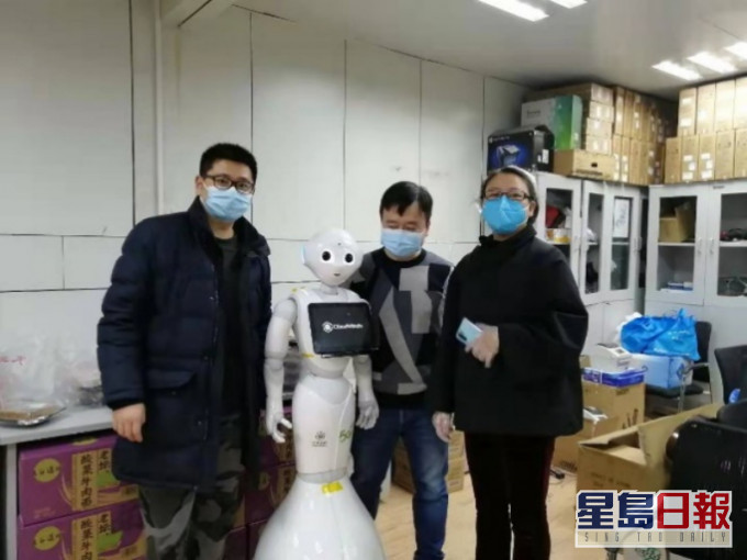 兩部5G雲端智能機器人幫助執行導診消毒等工作。網圖
