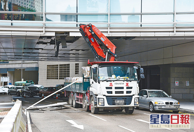 吊臂車吊臂未收妥致撞毀行人天橋底。