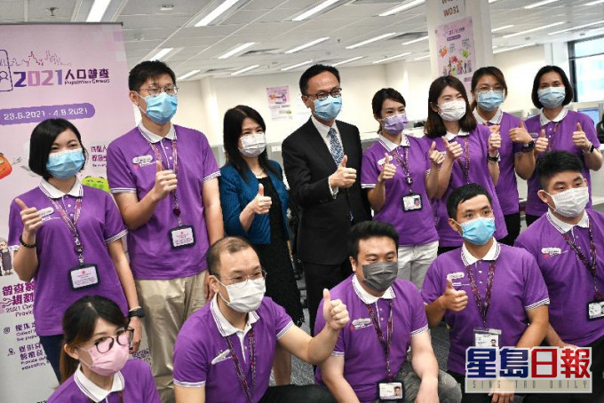 聶德權(後排左四)到訪政府統計處,為同事打氣。 政府圖片