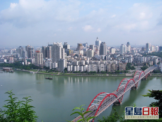 广西柳州一名男子被辅警用黑胶布封嘴内窒息死亡。