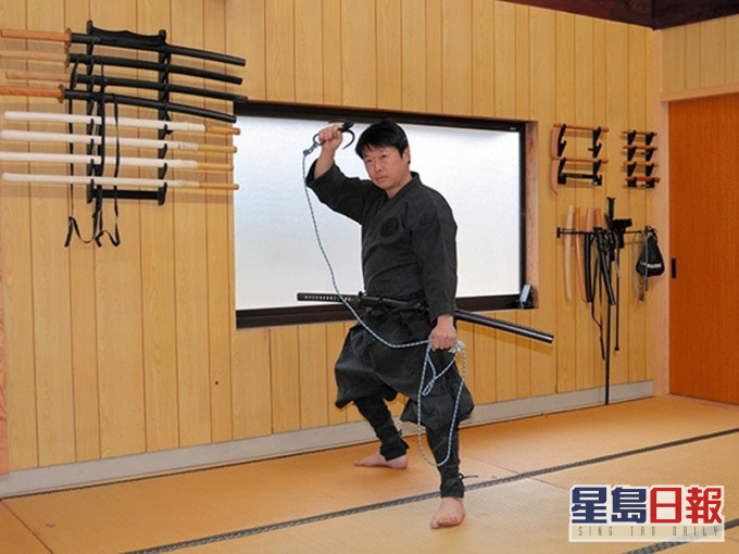 三桥玄一成为第一位「忍者硕士」毕业生。网图