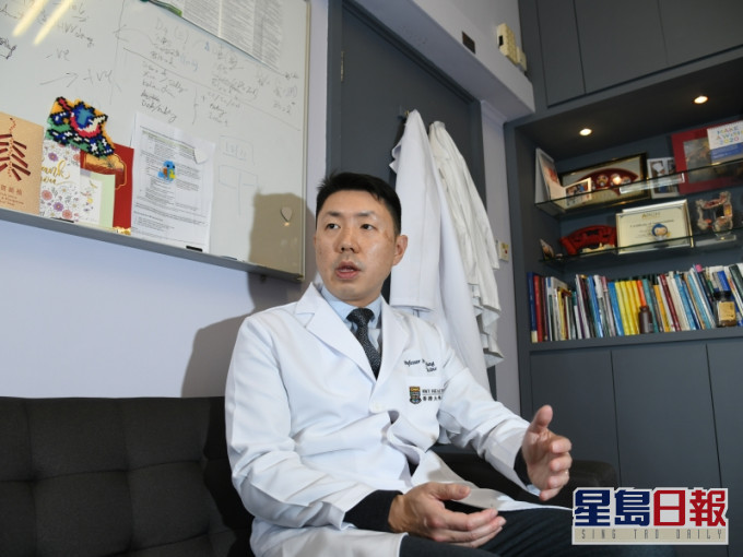 孔繁毅的传染病科知识,启蒙自恩师袁国勇,也令他踏上科研之路。