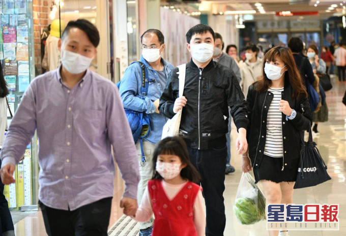 市民外出佩戴口罩。