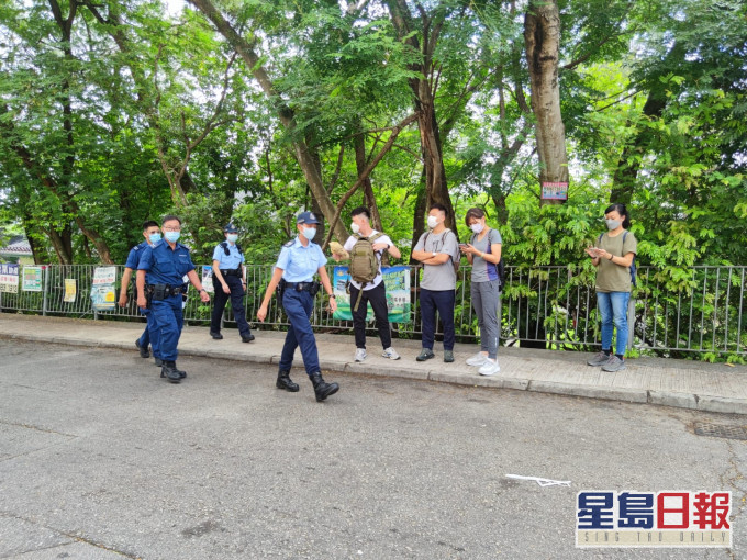 警方、消防處及民安隊約半百人員連同搜索犬分批上山搜救。