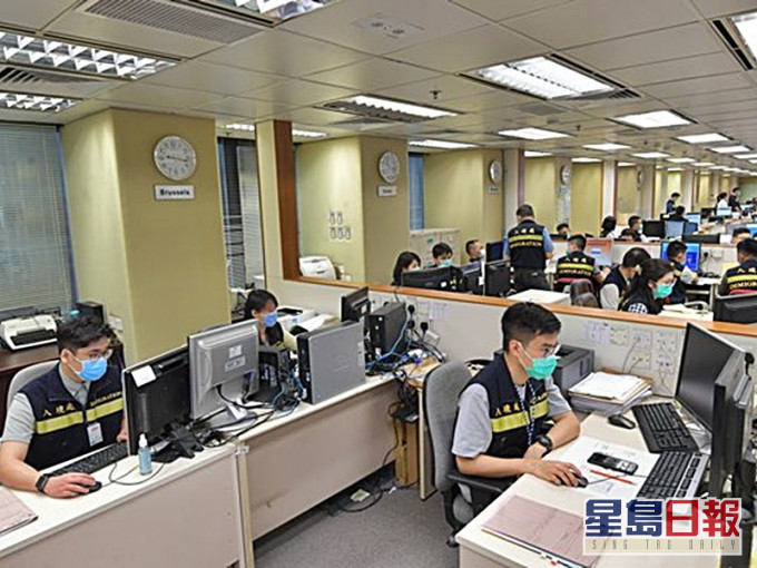 协助在外香港居民小组处理的港人求助来自世界各地,办公室挂有多个显示不同国家时间的时钟。政府新闻处