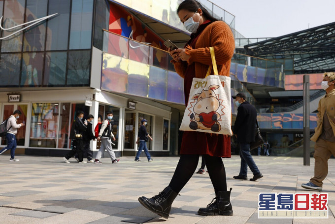 內地官方媒體點名批評多間國際服裝品牌,去年發表聲明抵制新疆棉花。AP圖片