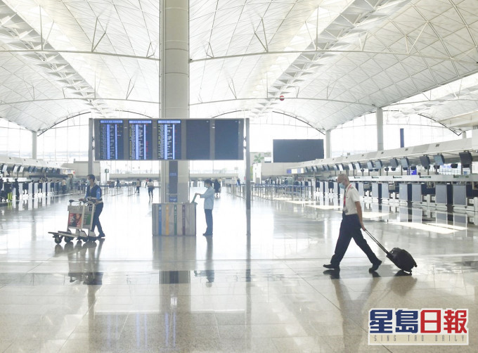 机场由下周一开始逐步恢复转机或过境服务。资料图片
