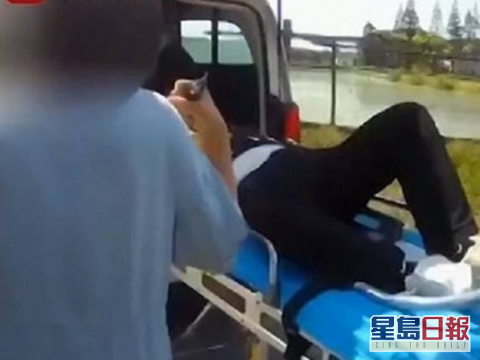 蘇州男子因大塞車不耐煩下跳車,卻導致腰椎骨折要送院。影片截圖