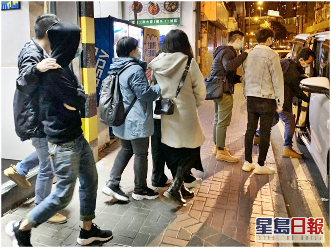 行动中部分被捕男女。