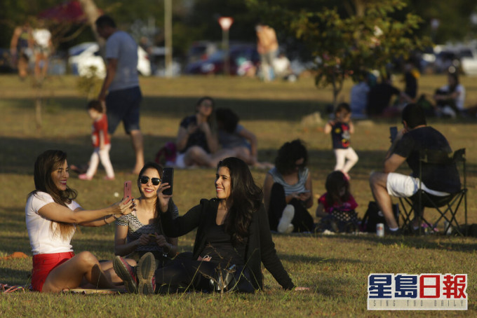 巴西是全球第二嚴重疫情的國家,但是有市民仍鬆懈。AP
