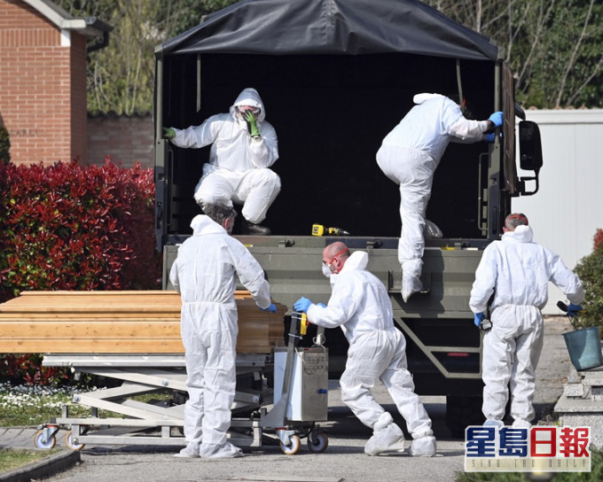 意大利疫情严峻工作人员对街道进行消毒。AP