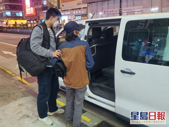 警方於行動中共檢獲約3,000隻懷疑色情光碟及現金,總值約7萬元。