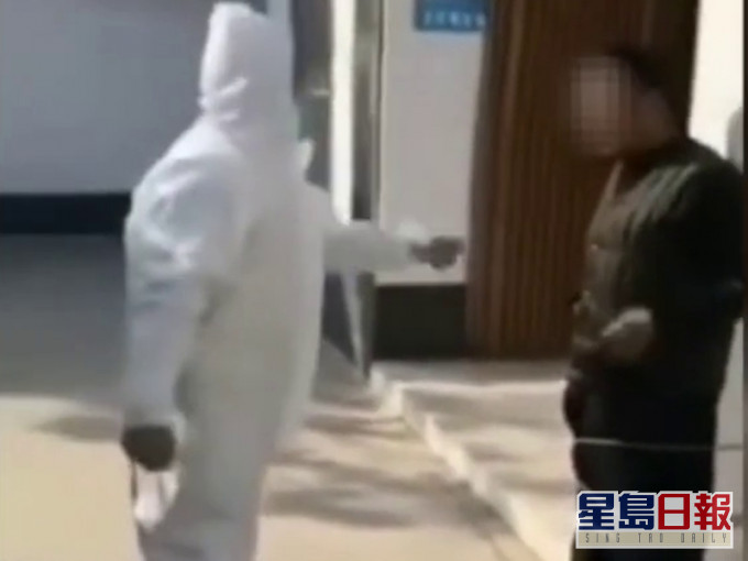 靖某在疫情防控期间,每天不戴口罩,多次出入检查口,不服从工作人员的劝告。(网图)