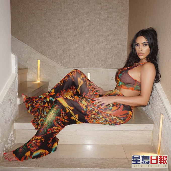 女名媛Kim Kardashian凍結FB及IG帳號。 Kim Kardashian FB 圖片