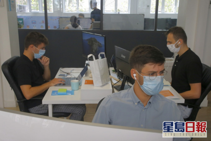 歐洲年輕人染疫率激增, 從2月的4.5%上升至7月中旬的15%。AP圖