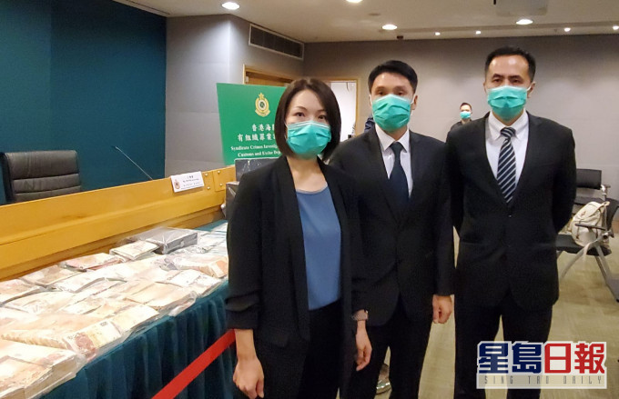 海關財庫調查課監督鄧惠顔(左)及胡偉軍(中)講述行動經過。