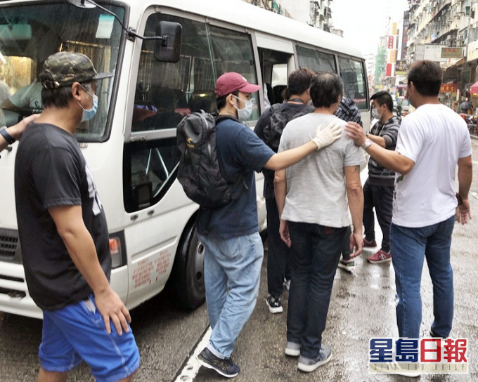 被捕男女。