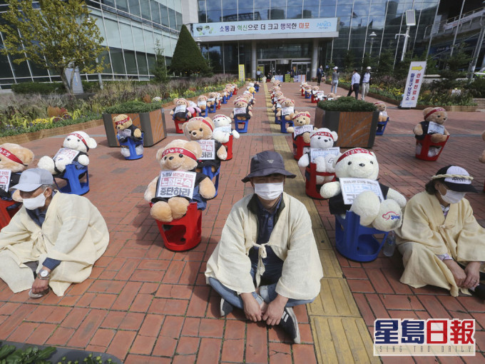 韓民抗議鎮壓非法街頭小販。AP圖片