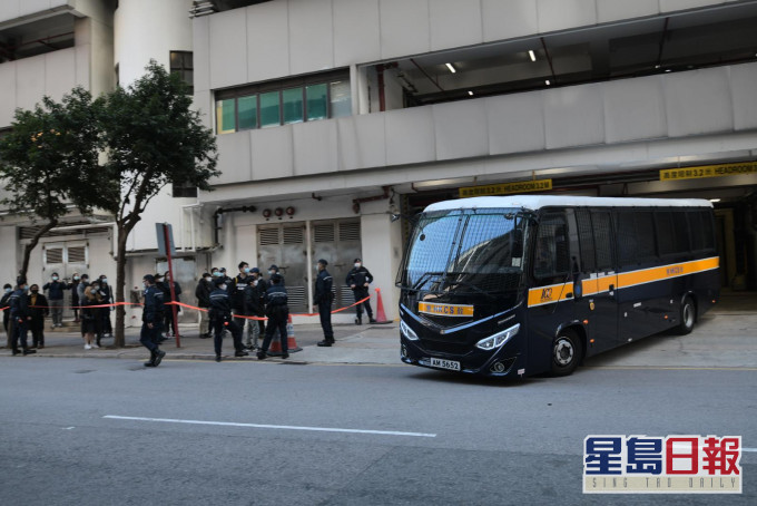 3名被告由囚車載走。