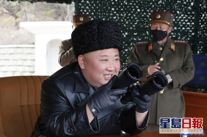 陪同的朝鮮人民軍總參謀長樸正天佩戴黑色口罩參加訓練,但金正恩並未戴口罩。AP