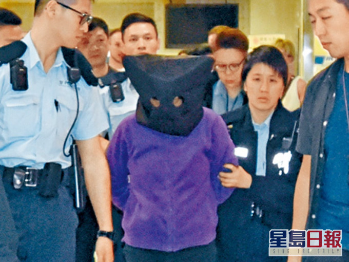 女被告(右)被警方拘捕。