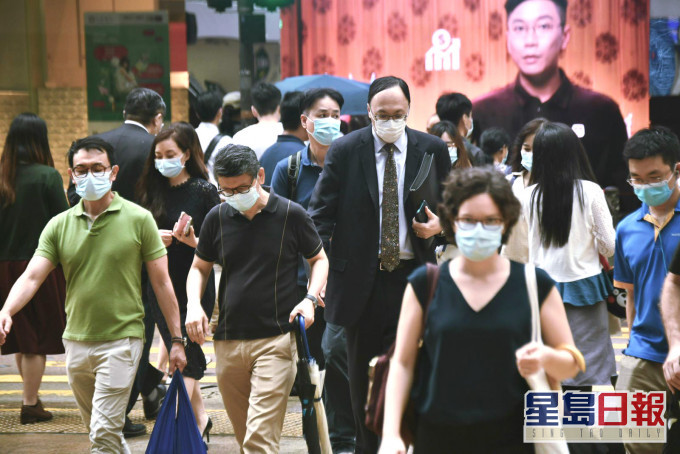 受访者对疫情的忧虑普遍减轻。资料图片